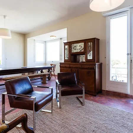 Superb Beach-front Family House