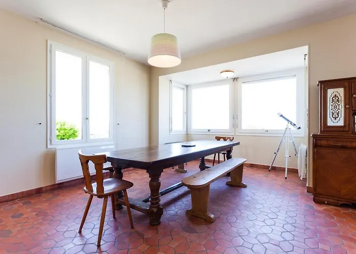 Superb Beach-front Family House Semesterbostad