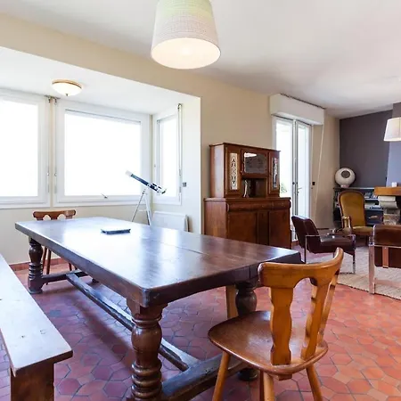 Superb Beach-front Family House *