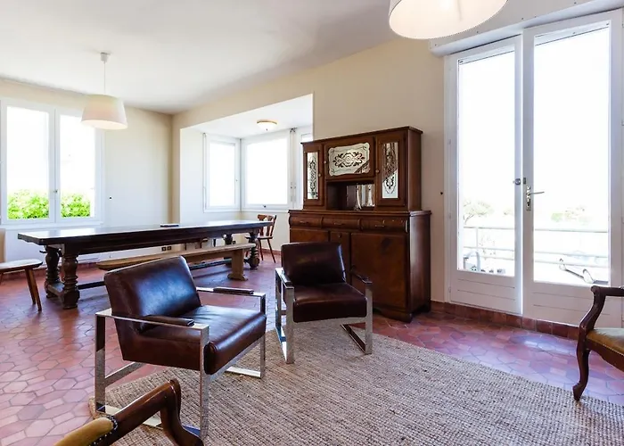 Superb Beach-front Family House